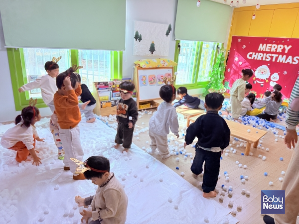 가정어린이집 크리스마스 행사를 즐기는 아이들. ⓒ이병주