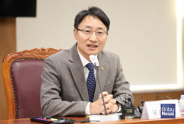 임광현 국세청장이&nbsp;5일 오후 서울지방국세청 14층 회의실에서 개최한 산모·신생아 돌봄 업계의 세무상 어려움 해소를 위한 간담회&nbsp;자리에서&nbsp;산모신생아 건강관리사업의 본인부담금 부분까지 부가가치세로 면세를 적용하기로 기존 유권해석을 변경했다고 밝히고 있다. ⓒ국세청&nbsp;