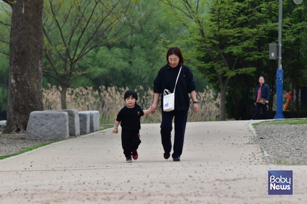 남양주시외국인복지센터 무지개보육실 아이와 함께 양평 두물머리 나들이에 함께하고 있는 모습. ⓒ초록우산