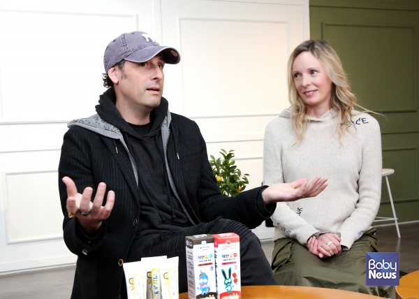 1월 21일 서울 마포구 베이비뉴스 스튜디오를 찾은 글로벌 1위 프리미엄 어린이 오럴 케어 브랜드 잭앤질(Jack N’ Jill)의 창업자이자 CEO인 저스틴 번하우트(Justin Bernhaut)와 레이첼 번하우트(Rachel Bernhaut). 이효상 기자 ⓒ베이비뉴스