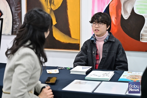 김하민 작가가 이영애 비카프 대표와 이야기를 나누고 있다. 만 14세인 김하민 작가는 그동안 개인전을 14번이나 진행했을 만큼 천재화가로 알려져 있다. 소장섭 기자 ⓒ베이비뉴스