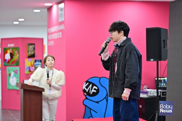 비카프 2025 도슨트 프로그램에 참여해 자신의 작품에 대해 소개하고 있는 김하민 작가. 소장섭 기자 ⓒ베이비뉴스