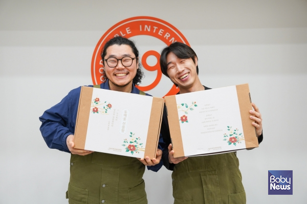 굿피플은 럽딜리버리와 함께 국제 여성의 날을 맞아 취약계층 가정 여성청소년 40명에게 동백꽃 선물함을 지원한다. (왼쪽부터 럽딜리버리 장상우 대표, 김도형 대표)