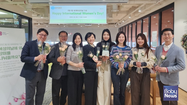 6일 유한킴벌리 본사에서는 세계여성의날을 기리기 위해 여성 인권과 노동권을 상징하는 장미와 빵을 사원들과 나누었다. ⓒ유한킴벌리