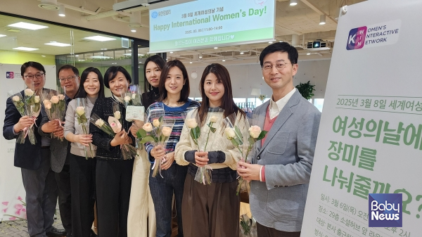 6일 유한킴벌리 본사에서는 세계여성의날을 기리기 위해 여성 인권과 노동권을 상징하는 장미와 빵을 사원들과 나누었다. ⓒ유한킴벌리