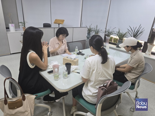 2024년 8월, 협성대학교 성정현 교수와 위기임신 및 출산을 경험한 대상자들이 ‘위기영아와 위기임산부 지원방안 연구’ FGI를 진행하고 있다. ⓒ초록우산