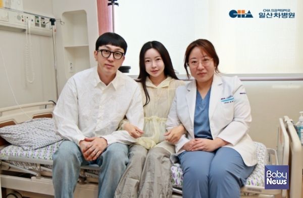 일산차병원에서 둘째 아이를 득남하고 아이코드에 제대혈을 보관한 방송인 슬리피씨 부부가 주치의 부혜연 교수와 기념 촬영을 하고 있다. ⓒ차병원