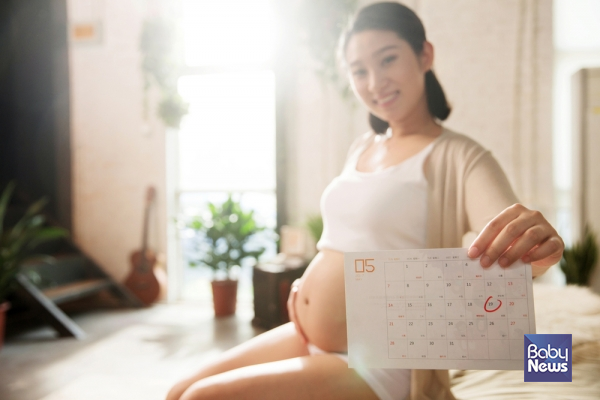 제왕절개 수술로 아이를 분만하는 경우가 늘고 있지만, 산모의 회복과 일상생활 복귀, 관련 의료제도 개선에 대한 관심이 부족한 실정이다. ⓒ베이비뉴스