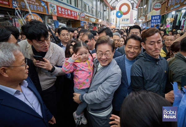 강원도 방문 일정에서 아이를 안고 기념촬영을 하고 있는 이재명 더불어민주당 대선 후보. ⓒ더불어민주당
