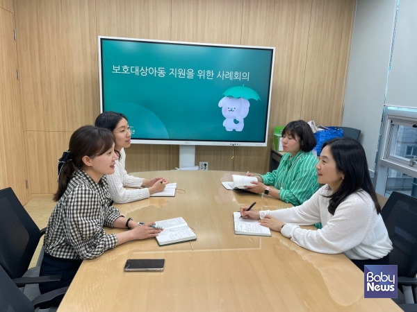 2025년 5월, 초록우산 광주지역본부 복지사업팀이 보호대상아동 지원을 위한 사례 회의를 진행하고 있다.ⓒ초록우산