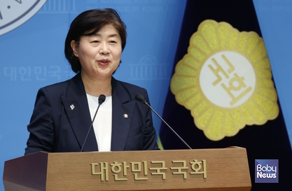 국회 법제사법위원회 소속 서영교 더불어민주당(서울 중랑갑) 국회의원은 아동수당 지급 연령을 기존 8세 미만에서 18세 미만으로 대폭 확대하고, 지급액을 두 배로 인상하는 ‘아동수당법 일부개정법률안’을 대표발의했다. ⓒ서영교 의원실