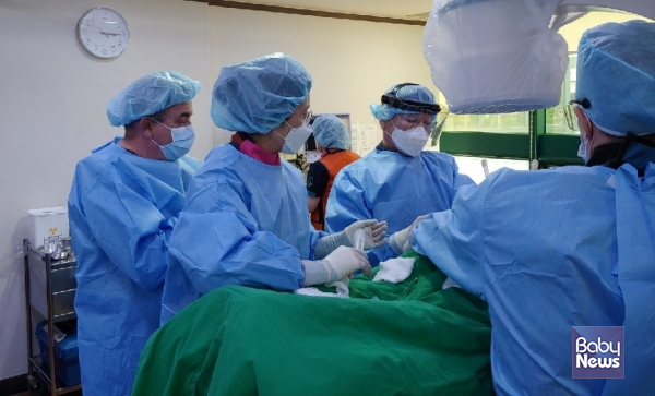 박경우 서울광혜병원 대표원장이 척추 다분절 복합 질환을 추간공확장술로 집도하는 것을 참관하는 모습. ⓒ서울광혜병원