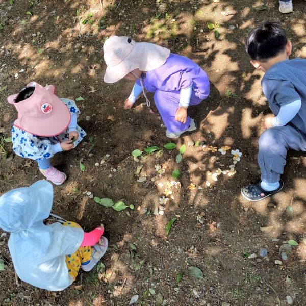 산에서 나뭇잎놀이 중인 아이들.&nbsp;ⓒ공동육아와공동체교육