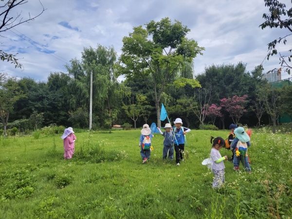싱글벙글어린이집 아이들이 산에 나들이 간 모습. ⓒ공동육아와공동체교육