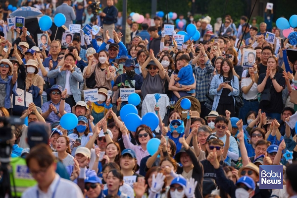 유세 현장에서 환호하는 지지자들. ⓒ더불어민주당