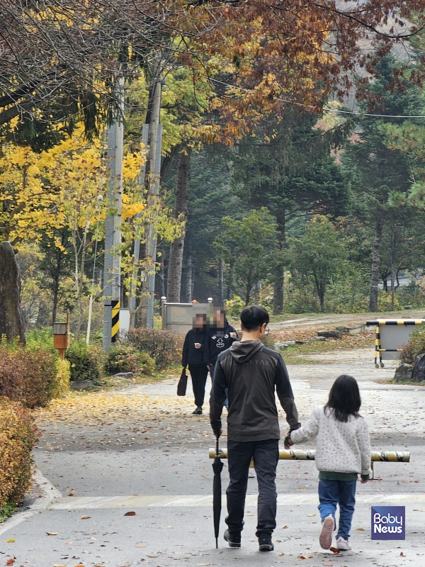 2024년 11월, 위탁부와 아동이 함께 산책하는 모습. ⓒ초록우산