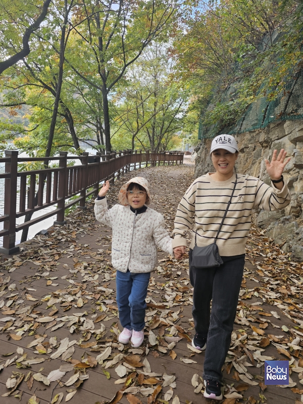 2024년 11월, 위탁모와 아동이 함께 시장에 가는 모습. ⓒ초록우산