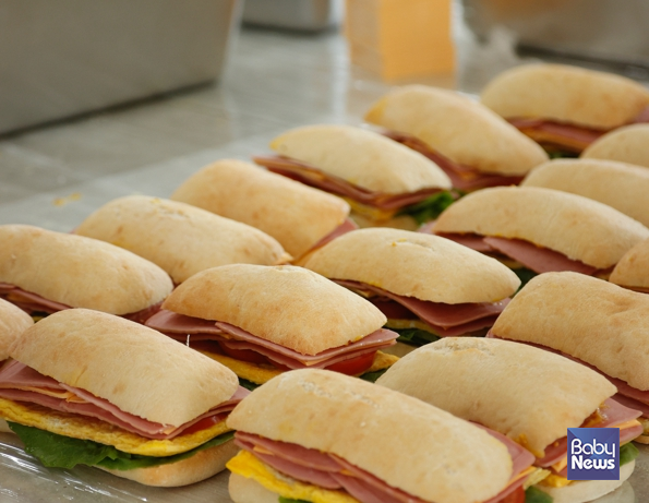 23일 (사)한국식품안전연구원(원장 이광원)은 (사)한국식품위생안전성학회(회장 오세욱), (사)한국식품안전협회(회장 오규섭)와 함께 급식 등 식중독의 온상으로 떠오른 냉장·냉동 케이크 빵류에 대해 스마트 해썹, 지능형온도스티커(TTI) 도입을 촉구하고 나섰다. ⓒ베이비뉴스