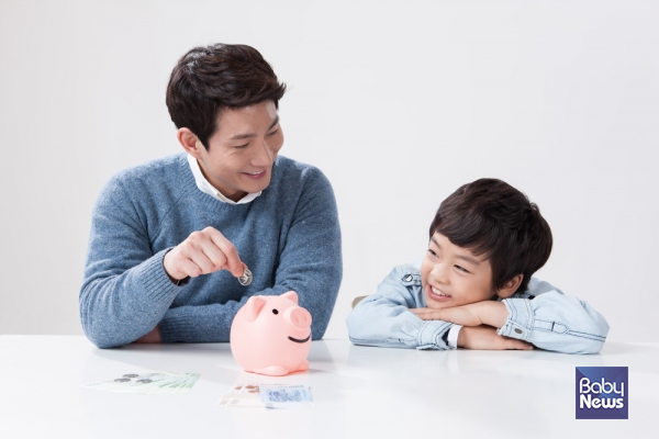 아동수당은 만 18세 미만까지 지급하는 이재명 대통령의 공약이 실현되면, 한 자녀당 최대 2160만원을 받을 수 있게 된다. 이 아동수당을 현명하게 활용할 수 있는 지혜가 필요하다. ⓒ베이비뉴스