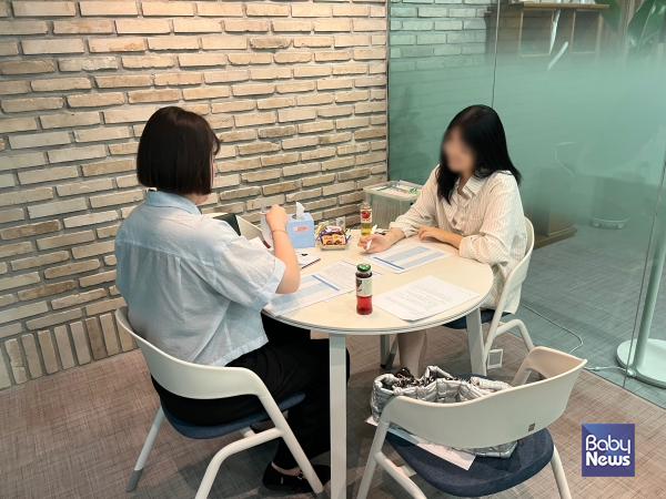 성인이 되어 1:1 금융컨설팅을 받고 있는 김지수(가명). ⓒ초록우산