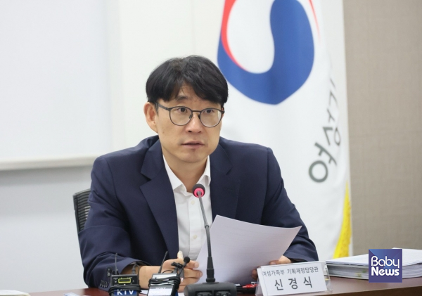 신경식 여성가족부 기획재정담당관이 28일(목) 오전 정부서울청사에서 '2026년 여성가족부 예산안' 주요 내용을 발표하고 있다. ⓒ여성가족부