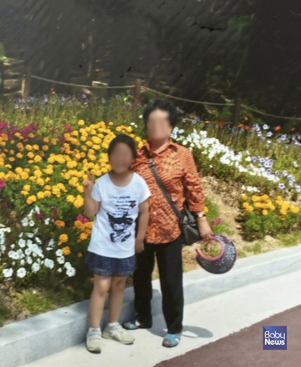 어린 시절 할머니와 함께 다정한 모습으로 사진을 찍고 있는 소미(가명). ⓒ초록우산
