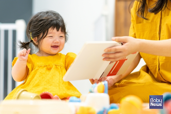 가정어린이집은 소규모 환경이기에 아이 한 명, 한 명의 성향과 발달 속도를 존중한 맞춤 돌봄이 가능하고, 교사와 아이는 가족처럼 끈끈한 유대감을 맺는다. ⓒ베이비뉴스