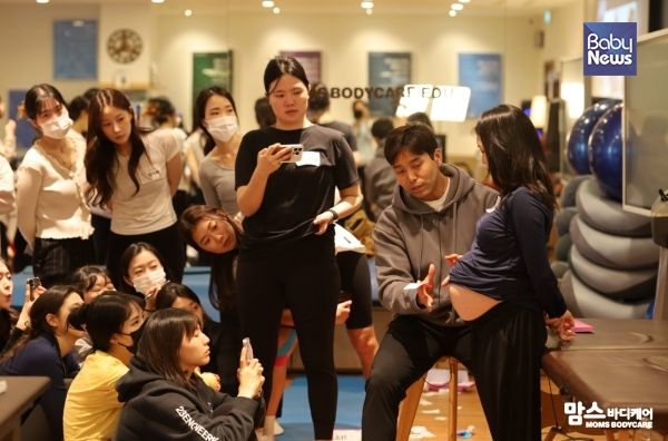 김우성 맘스바디케어 대표가 임산부 운동의 중요성에 대해 교육하고 있다. ⓒ베이비뉴스