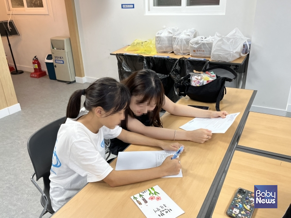 2025년 7월, 초록우산 영등포종합사회복지관에서 이주배경아동이 정서지원 모두누리 멘토링에 참여하고 있다. ⓒ초록우산