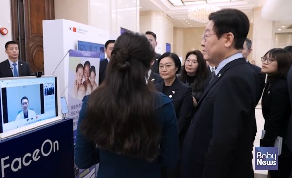 박규리 링키스 대표가 지난 7일 상하이국제회의센터를 찾은 이재명 대통령과 한성숙 중기벤처부 장관이 보는 앞에서 페이스온을 통한 비대면 의료상담 시연을 하고 있다. ⓒ링키스