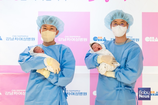 강남차여성병원에서 태어난 2026년 새해 첫 아기 쨈이(엄마 황은정씨, 아빠 윤성민씨)와 도리(엄마 황혜련씨, 아빠 정동규씨)가 아빠 품에 안겨 있다.&nbsp;ⓒ차 의과학대학교 강남차여성병원