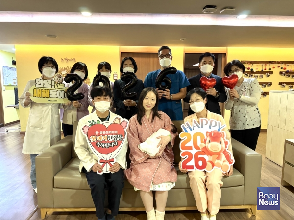 좋은문화병원 산부인과 김중일 과장(왼쪽)과 임직원들이 산모(김승혜)씨의 출산을 축하하며 기념사진을 찍고 있다.&nbsp;ⓒ좋은문화병원