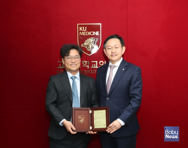 (왼쪽부터)담소유병원 이성렬 원장, 윤을식 의무부총장. ⓒ고려대학교의료원