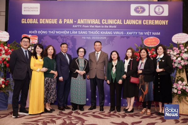 △ 왼쪽부터 정진환 현대바이오사이언스 부사장, 다오득 장 보건위원, 팜 응옥탁 국립열대병병원장, 쩐티쭝찌앤 전 보건부 장관, 그외 베트남 보건부 실무진. ⓒ현대바이오