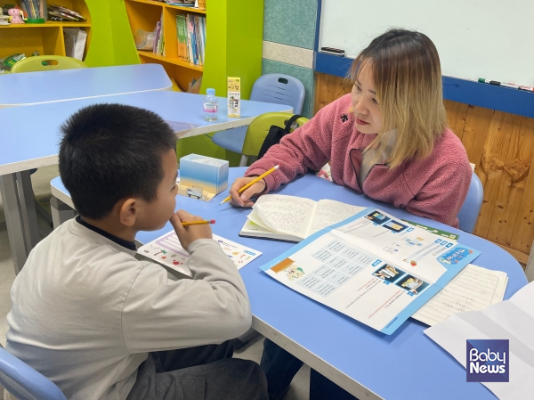 2025년 11월 이주배경아동이 초록우산 시흥다어울림아동센터 초행길사업에 참여하고 있다. ⓒ초록우산