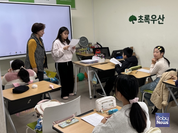 초록우산 시흥다어울림아동센터 한국어 수업에서 이주배경 아동이 발표하는 모습. ⓒ초록우산