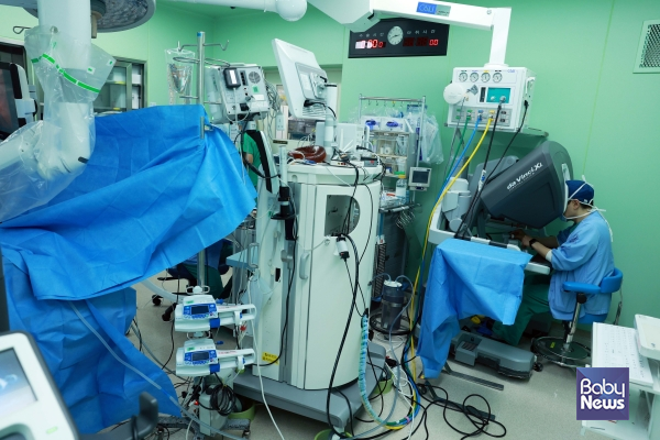 함원식 로봇내시경수술센터 소장이 로봇수술을 진행 중이다. ⓒ세브란스병원