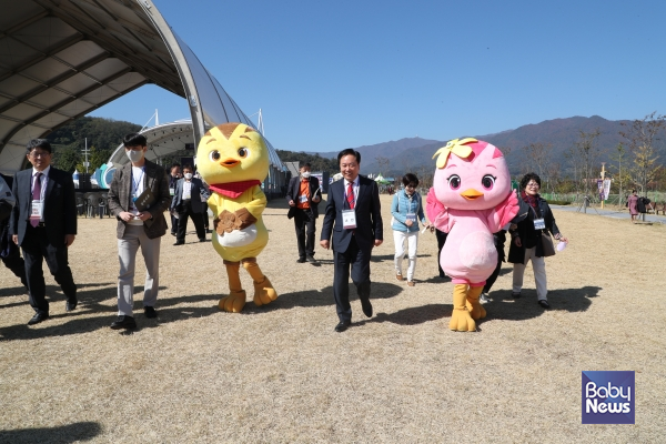 지역 대표 캐릭터와 함께하고 있는 권기창 안동시장. ⓒ안동시