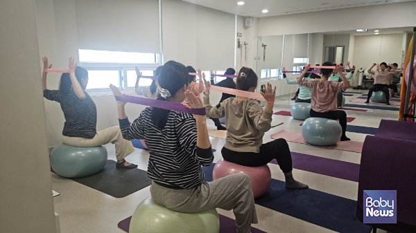 구로구 모자건강센터에서 산모들이 소도구를 활용한 스트레칭 동작을 배우고 있다. ⓒ구로구
