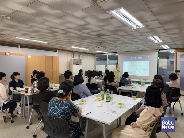 마포가 지역 내 기업체에 찾아가 직장인을 대상으로 영양교육을 하고 있다. ⓒ마포구