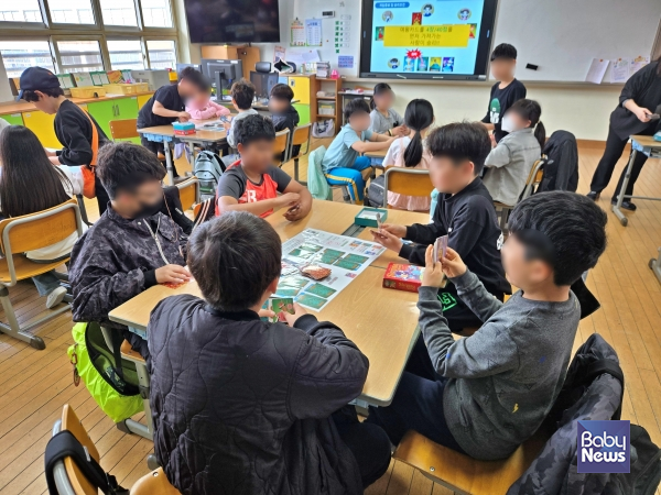 동진초등학교 4학년 학생들이 또래 관계증진을 위한 그룹활동을 하고 있다. ⓒ초록우산