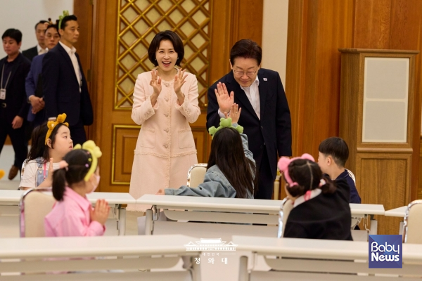 이재명 대통령 부부가 청와대 어린이날 행사를 찾은 어린이들과 하이파이브를 하고 있다. ⓒ청와대