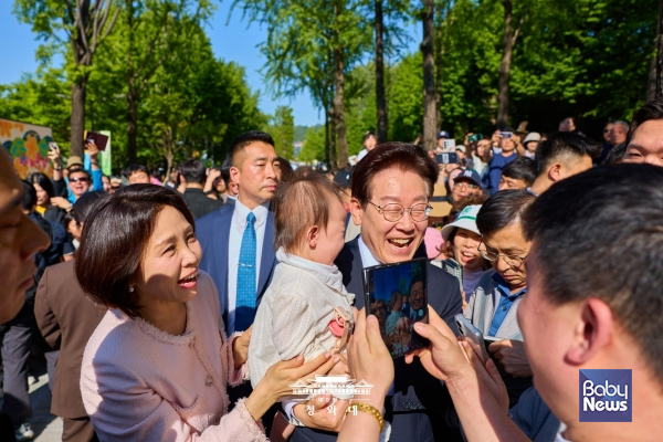 이재명 대통령 부부가 서울 어린이대공원을 깜짝 방문해 어린이들과 시민들을 만나 소통 행보를 진행했다. ⓒ청와대