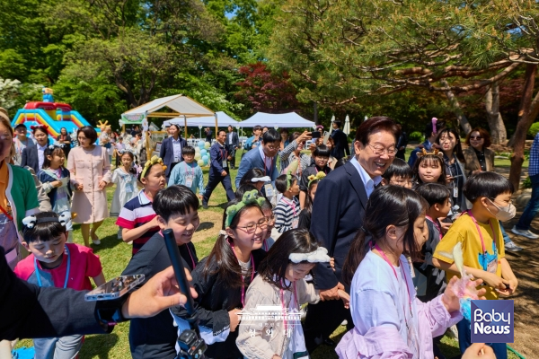 이재명 대통령 부부는 어린이날을 맞아 ‘어서 와, 청와대는 처음이지?’ 행사를 열고 어린이와 보호자 200여 명을 청와대로 초청했다. ⓒ청와대