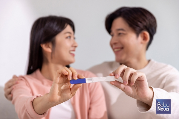 대통령 직속 저출산·고령사회위원회 조사 결과, 결혼·출산에 대한 긍정 인식이 상승한 가운데, 국민들은 저출생 해법으로 일자리·주거·돌봄 등 실질적 삶의 여건 개선이 필요하다고 응답했다. ⓒ베이비뉴스