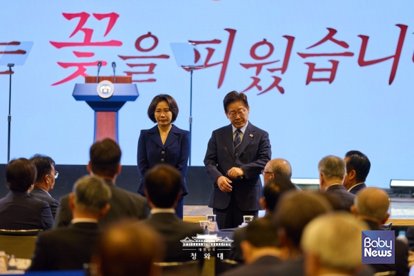 제54회 어버이날 기념식에서 눈물을 보인 이재명 대통령과 김혜경 여사. ⓒ청와대