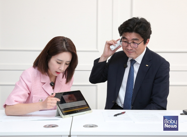 순천향대학교 서울병원 가정의학과 유병욱 교수가 29일 오후 서울 마포구 베이비뉴스 스튜디오에서 진행된 부모4.0 맘스클래스에서 이나영 MC와 함께 ㈜오티톤메디컬의 ‘닥터인홈(Doctor In Home)’ AI 스너미 귀체온계를 시연해 보이고 있다. 이효상 기자 ⓒ베이비뉴스