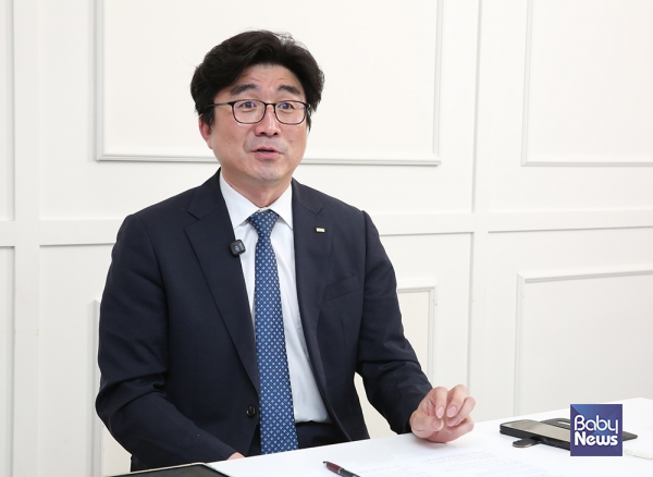순천향대학교 서울병원 가정의학과 유병욱 교수가 29일 오후 서울 마포구 베이비뉴스 스튜디오에서 진행된 부모4.0 맘스클래스에서 ‘기침·콧물 달고 사는 아이 키운다면 꼭 보세요!’ 주제로 시청자들과 소통하고 있다. 이효상 기자 ⓒ베이비뉴스