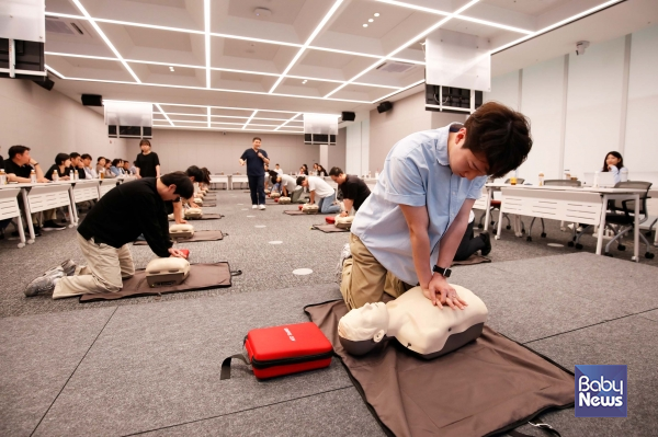 광동제약 임직원들이 광동과천타워 교육장에서 응급처치·심폐소생술(CPR) 교육에 참여해 실습을 진행하고 있다.&nbsp;ⓒ광동제약