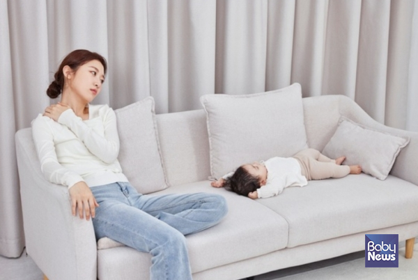 경력유지 여성과 경력단절 여성의 시간당 임금 격차가 여전히 15%를 웃도는 것으로 나타났다. 특히 출산과 육아로 인한 경력단절이 장기근속과 승진, 숙련 축적에 영향을 미치면서 중장년층 여성일수록 임금 격차가 더욱 커지는 것으로 분석됐다. ⓒ베이비뉴스